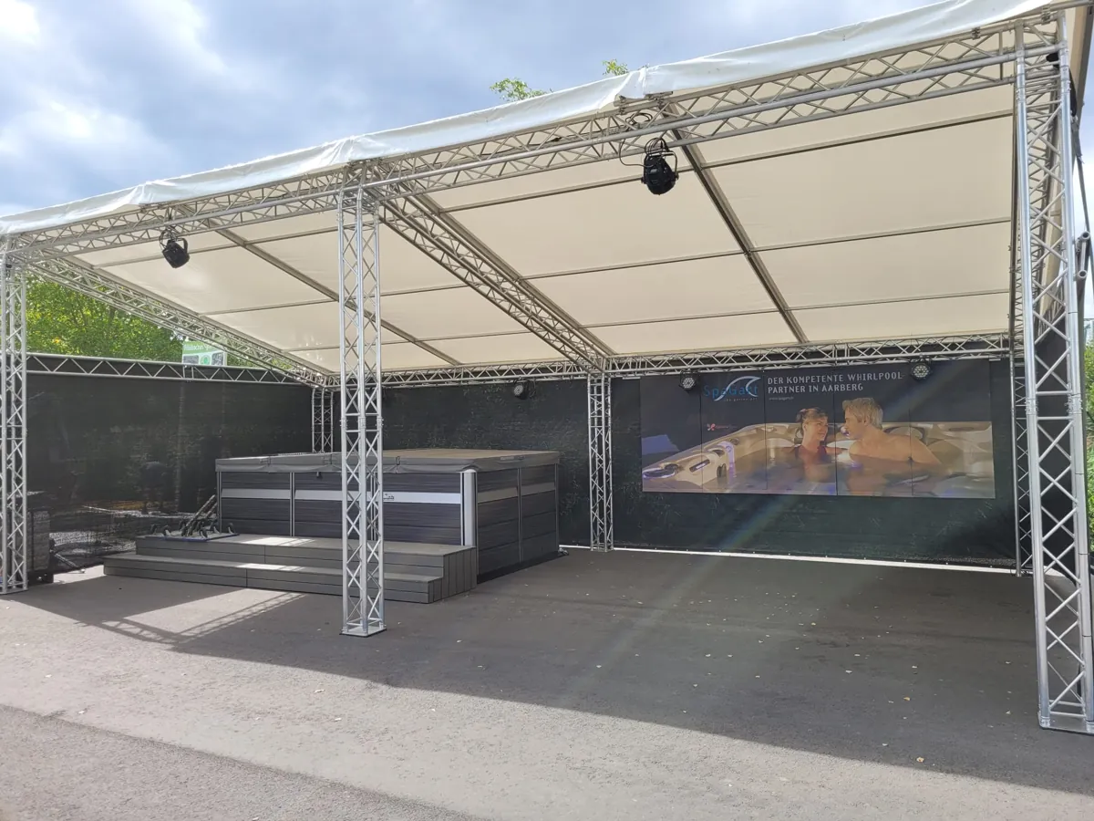 Offener Ausstellungsstand mit präzise montierter Traversenkonstruktion